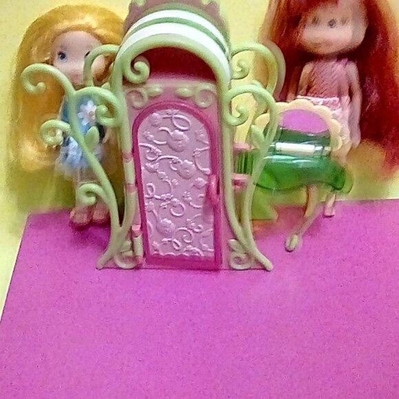 Strawberry shortcake doll & vanity furniture - Picture 4 of 6
